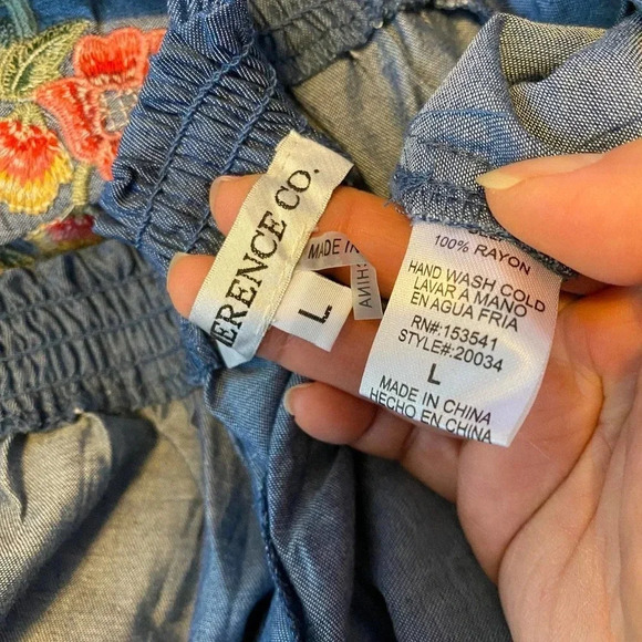 Limberence Co. Beautiful Florals Embroidered off shoulder Blouse Women Size L - Picture 4 of 6